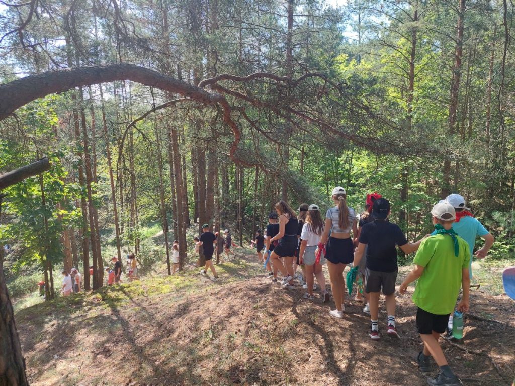 Dzieci na wycieczce szkolnej w lesie.