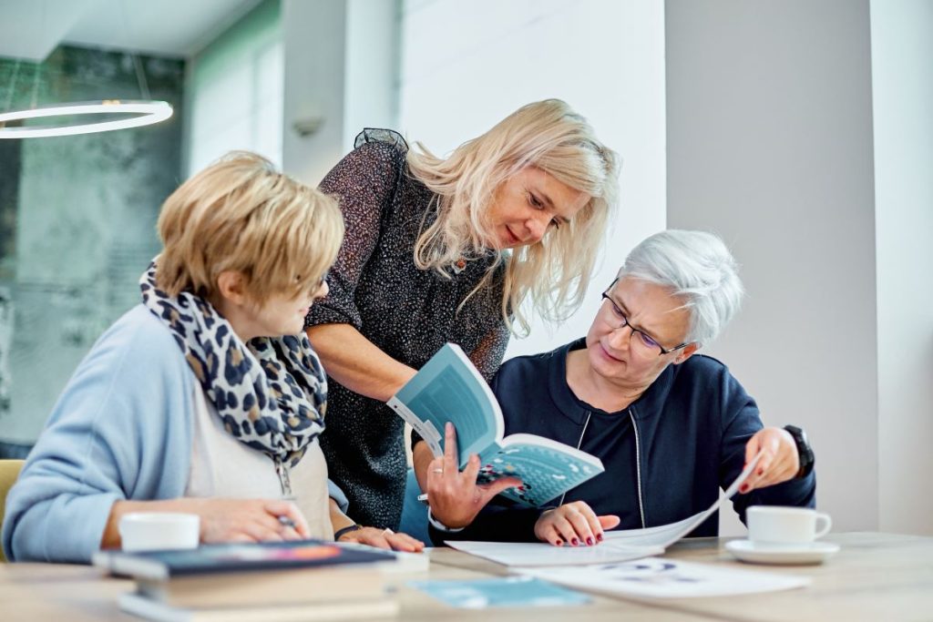 Trzy nauczycielki podczas wspólnej pracy na warsztacie Centrum Edukacji Obywatelskiej