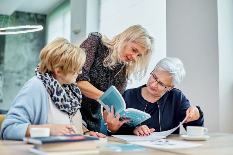 Trzy nauczycielki podczas wspólnej pracy na warsztacie Centrum Edukacji Obywatelskiej